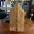 Foto de um(a) Arte Sacra Antigo Raro Oratório Tríptico Em Madeira E Ouro, da categoria de Objetos religiosos e espirituais. Arte Sacra. Antigo e lindo oratório tríptico. Madeira policromada com ouro, com detalhes pintados à mão. Século XX. Medidas... Mostrado de uma perspectiva diferente. Vendido no marketplace Trésors.