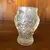 Foto de um(a) Antigo E Pequeno Vaso De Coleção Vidro Francês Art Deco, da categoria de Vasos. Antigo e pequenino vasinho de coleção em vidro Francês Art Deco. Década de 1950. Altura 6cm. Mostrado de uma perspectiva diferente. Vendido no marketplace Trésors.