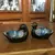 Foto de um(a) Antigo Par Pequenas Esculturas De Patinhos Em Cloisonné, da categoria de Escultura. Lindas peçinhas feitas à mão, par de patinhos em cloisonnéMedida 6cm cada. Mostrado de uma perspectiva diferente. Vendido no marketplace Trésors.