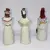 Foto de um(a) Antiga Coleção Garrafinhas Licor Francês Cazanove Bordeaux, da categoria de Garrafas, potes e jarros. Antiga coleção com 3 garrafinhas de licor Cazanove Bordeaux, em porcelana francesa. Altura 15cm cada. Mostrado de uma perspectiva diferente. Vendido no marketplace Trésors.