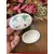 Foto de um(a) Antiga Pequena Caixinha De Coleção Porcelana Inglesa Floral, da categoria de Cestos e Caixas. Antiga e pequena caixinha decorativa ou porta joias em porcelana artística inglesa. Designer de artista. Lindo formato e... Mostrado de uma perspectiva diferente. Vendido no marketplace Trésors.