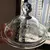 Foto de um(a) Antiga Bomboniere Compoteira Cristal Francês Saint Louis, da categoria de Garrafas, potes e jarros. Antiga e fina bomboniere com présentoir em cristal francês, da famosa manufatura Saint Louis. Ricamente lavrada à mão, com... Mostrado de uma perspectiva diferente. Vendido no marketplace Trésors.