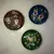 Foto de um(a) Antigas Caixinhas De Coleção Em Bronze Cloisonné, da categoria de Cestos e Caixas. Caixinhas em bronze com trabalho de esmalte feito a mão. Meados do século XX. Medem 5cm aproximadamente. Mostrado de uma perspectiva diferente. Vendido no marketplace Trésors.