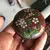 Foto de um(a) Antigas Caixinhas De Coleção Em Bronze Cloisonné, da categoria de Cestos e Caixas. Caixinhas em bronze com trabalho de esmalte feito a mão. Meados do século XX. Medem 5cm aproximadamente. Mostrado de uma perspectiva diferente. Vendido no marketplace Trésors.