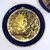 Foto de um(a) Antigo Par De Pratos Porcelana Azul Cobalto Pintados Ouro 24, da categoria de Pratos Decorativos. Porcelana Tsuji. Par de lindos pratos em porcelana azul cobalto, ricamente pintados à mão com ouro 24k. Peças muito finas e... Mostrado de uma perspectiva diferente. Vendido no marketplace Trésors.