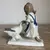 Foto de um(a) Antigo Bibelô Bloco Escultórico Menina Pato Porcelana Alemã, da categoria de Escultura. Antigo e delicado bibelô/bloco escultórico representando menina alimentando pato, em porcelana alemã (tem um “S” na base)... Mostrado de uma perspectiva diferente. Vendido no marketplace Trésors.