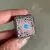 Foto de um(a) Antiga Rara Caixinha De Coleção Prata E Murano Millefiori, da categoria de Cestos e Caixas. Linda peça feita à mão. Itália. Século XXaproximadamente 3x3x4cm. Mostrado de uma perspectiva diferente. Vendido no marketplace Trésors.