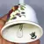 Foto de um(a) Antigo Sino Sineta De Mesa Porcelana Inglesa Royal Crest (Usado), da categoria de Outros objetos decorativos. Royal Crest. Lindo e decorativo sino em porcelana inglesa, com decoração de flores e frutas, e filetes em ouro. Badalo muito... Mostrado de uma perspectiva diferente. Vendido no marketplace Trésors.