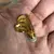 Foto de um(a) Antigo Fino Broche Francês Banhado A Ouro Esmaltado À Mão, da categoria de Outros colecionáveis. Banhado a ouro. Muito bem conservado.Década de 1950/60 Aproximadamente 3cm. Mostrado de uma perspectiva diferente. Vendido no marketplace Trésors.