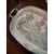 Foto de um(a) Antiga Grande Bandeja Tabuleiro Trabalhado Em Prata Eberle, da categoria de Bandejas. ~ Eberle Silverplated ~ Antiga e grande bandeja decorativa em prata Eberle com linda decoração cinzelada no centro. Trabalho... Mostrado de uma perspectiva diferente. Vendido no marketplace Trésors.