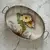 Foto de um(a) Antiga Bandeja De Prata Com Majólica Faiança Alemã Art Deco, da categoria de Bandejas. Antiga bandeja de majólica/faiança alemã, armação em metal prateado. Linda decoração floral Período Art Deco com traços da... Mostrado de uma perspectiva diferente. Vendido no marketplace Trésors.