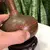 Foto de um(a) Antigo Vaso De Bronze Esmaltado À Mão Legítimo Cloisonné, da categoria de Vasos. Peça feita à mão, início do século XX. Base em madeira de lei.Altura: 22cm. Mostrado de uma perspectiva diferente. Vendido no marketplace Trésors.