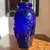 Foto de um(a) Antigo Vaso Art Deco Pássaros Vidro Francês Azul Cobalto, da categoria de Vasos. Antigo e belíssimo vaso em vidro francês azul cobalto com decoração de pássaros e flores relevo. Período Art Deco.Medidas... Mostrado de uma perspectiva diferente. Vendido no marketplace Trésors.