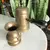 Foto de um(a) Antigo Bule Cafeteira E Leiteira Em Metal Dourado Bronze, da categoria de Bules. Dupla para servir ou decorar. Bule/cafeteira e leiteira em bronze, a cafeteira tem detalhes em madeira de lei. Medidas da... Mostrado de uma perspectiva diferente. Vendido no marketplace Trésors.