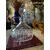 Foto de um(a) Antiga Garrafa Licoreira Jarra Em Cristal Francês Baccarat, da categoria de Garrafas. ~ Baccarat ~Antiga e majestosa garrafa licoreira em cristal francês ricamente lapidada à mão. A lapidação manual é um... Mostrado de uma perspectiva diferente. Vendido no marketplace Trésors.