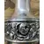 Foto de um(a) Antigo Jarro Vaso Clássico Em Prata Francesa Com Flores, da categoria de Vasos. Antigo e lindo vaso em prata francesa, estilo clássico, trabalho com flores em relevo. Muito imponente e decorativo. Meados... Mostrado de uma perspectiva diferente. Vendido no marketplace Trésors.