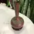 Foto de um(a) Antigo Vaso De Bronze Esmaltado À Mão Legítimo Cloisonné, da categoria de Vasos. Peça feita à mão, início do século XX. Base em madeira de lei.Altura: 22cm. Mostrado de uma perspectiva diferente. Vendido no marketplace Trésors.