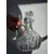 Foto de um(a) Antiga Garrafa Licoreira Jarra Em Cristal Francês Baccarat, da categoria de Garrafas. ~ Baccarat ~Antiga e majestosa garrafa licoreira em cristal francês ricamente lapidada à mão. A lapidação manual é um... Mostrado de uma perspectiva diferente. Vendido no marketplace Trésors.