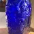 Foto de um(a) Antigo Vaso Art Deco Pássaros Vidro Francês Azul Cobalto, da categoria de Vasos. Antigo e belíssimo vaso em vidro francês azul cobalto com decoração de pássaros e flores relevo. Período Art Deco.Medidas... Mostrado de uma perspectiva diferente. Vendido no marketplace Trésors.