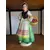 Foto de um(a) Antiga Escultura Feminina Camponesa Porcelana Italiana Lenci, da categoria de Escultura. ~ Made in Italy ~Antiga e grande escultura artística em porcelana italiana. Figura de camponesa com cesta e frutas. A peça é... Mostrado de uma perspectiva diferente. Vendido no marketplace Trésors.