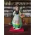 Foto de um(a) Antiga Escultura Feminina Camponesa Porcelana Italiana Lenci, da categoria de Escultura. ~ Made in Italy ~Antiga e grande escultura artística em porcelana italiana. Figura de camponesa com cesta e frutas. A peça é... Mostrado de uma perspectiva diferente. Vendido no marketplace Trésors.