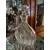 Foto de um(a) Antiga Garrafa Licoreira Jarra Em Cristal Francês Baccarat, da categoria de Garrafas. ~ Baccarat ~Antiga e majestosa garrafa licoreira em cristal francês ricamente lapidada à mão. A lapidação manual é um... Mostrado de uma perspectiva diferente. Vendido no marketplace Trésors.
