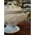 Foto de um(a) Antiga Grande Sopeira Em Porcelana Inglesa Ramo De Trigo, da categoria de Terrinas de sopa. ~ J&G Meakin Hanley ~ Clássica e atemporal, esta antiga e grande sopeira em porcelana inglesa na cor branca, decoração com... Mostrado de uma perspectiva diferente. Vendido no marketplace Trésors.