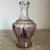 Foto de um(a) Antigo Vaso Art Deco Em Vidro Veneziano Pintado À Mão, da categoria de Vasos. Antigo vaso art deco em vidro veneziano pintado à mão, com filetes em ouro. Impecável. Altura 20cm. Mostrado de uma perspectiva diferente. Vendido no marketplace Trésors.