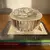 Foto de um(a) Antiga Caixa Decorativa Porta Jóias Cristal Francês Satiné, da categoria de Porta-Jóias. Finíssima caixa decorativa ou porta jóias em cristal francês, na tampa decoração em alto-relevo com flor lapidada em satiné.... Mostrado de uma perspectiva diferente. Vendido no marketplace Trésors.