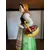 Foto de um(a) Antiga Escultura Feminina Camponesa Porcelana Italiana Lenci, da categoria de Escultura. ~ Made in Italy ~Antiga e grande escultura artística em porcelana italiana. Figura de camponesa com cesta e frutas. A peça é... Mostrado de uma perspectiva diferente. Vendido no marketplace Trésors.