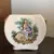 Foto de um(a) Antigo Par De Vasinhos Porcelana Europeia Cenas Galantes, da categoria de Vasos. Par de delicados vasinhos em porcelana europeia, com linda decoração de cenas galantes e flores, acabamento feito a mão com... Mostrado de uma perspectiva diferente. Vendido no marketplace Trésors.