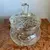 Foto de um(a) Antiga Grande Caixa Potiche Bomboniere Cristal Tcheco, da categoria de Garrafas, potes e jarros. Antiga e fina caixa bomboniere em cristal Tcheco, toda lapidada à mão. Fundo estrelado. Peça versátil e muito decorativa,... Mostrado de uma perspectiva diferente. Vendido no marketplace Trésors.