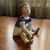Foto de um(a) Antiga Escultura Bibelô Menina Porcelana B&g Bing Grondahl, da categoria de Escultura. B&G (Bing & Grondahl) - Denmark. Antigo bibelô artístico, escultura de menina brincando em porcelana dinamarquesa. Peça... Mostrado de uma perspectiva diferente. Vendido no marketplace Trésors.