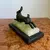 Foto de um(a) Antiga Escultura De Coelho Art Deco Pétit Bronze Francês, da categoria de Escultura. Antiga e linda escultura artística representando coelho em pétit bronze francês, base dupla em alabastro e mármore italiano.... Mostrado de uma perspectiva diferente. Vendido no marketplace Trésors.