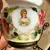 Foto de um(a) Antigo Raro Vaso Opalina Francesa Art Nouveau Pintado À Mao, da categoria de Vasos. Antigo e fino vaso em opalina francesa com a borda ondulada, armação em bronze, e delicadíssima pintura feita à mão. Período... Mostrado de uma perspectiva diferente. Vendido no marketplace Trésors.