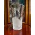 Foto de um(a) Antigo Vaso Art Deco Em Cristal Francês Darques Satiné, da categoria de Vasos. ~ Crystal D’arques ~Antigo e sofisticado vaso artístico em cristal francês lapidado à mão com decoração satiné em relevo,... Mostrado de uma perspectiva diferente. Vendido no marketplace Trésors.