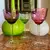 Foto de um(a) Antigas Taças Para Vinho Em Cristal Francês Colorido, da categoria de Taças. Antigo trio de finas taças de pé alto para vinho tinto, cristal europeu lapidado à mão. Medidas 17 x 8cm cada. Mostrado de uma perspectiva diferente. Vendido no marketplace Trésors.