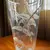 Foto de um(a) Antigo Vaso Jarro Art Deco Cristal Francês Lapidado À Mão, da categoria de Vasos. Antigo e fino vaso em cristal francês lapidado à mão. Cristal de ótima qualidade, lindo brilho natural e lapidação com muita... Mostrado de uma perspectiva diferente. Vendido no marketplace Trésors.