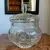Foto de um(a) Antiga Grande Caixa Potiche Bomboniere Cristal Tcheco, da categoria de Garrafas, potes e jarros. Antiga e fina caixa bomboniere em cristal Tcheco, toda lapidada à mão. Fundo estrelado. Peça versátil e muito decorativa,... Mostrado de uma perspectiva diferente. Vendido no marketplace Trésors.