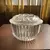 Foto de um(a) Antiga Caixa Decorativa Porta Jóias Cristal Francês Satiné, da categoria de Porta-Jóias. Finíssima caixa decorativa ou porta jóias em cristal francês, na tampa decoração em alto-relevo com flor lapidada em satiné.... Mostrado de uma perspectiva diferente. Vendido no marketplace Trésors.