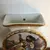 Foto de um(a) Arte Sacra Antigo Vaso De Parede Jesus Em Porcelana Saler, da categoria de Vasos. Antigo e decorativo vaso de parede em porcelana Saler, com linda decoração de Jesus Cristo abençoando as crianças e filetes... Mostrado de uma perspectiva diferente. Vendido no marketplace Trésors.
