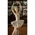 Foto de um(a) Antiga Escultura Bailarina Art Deco Porcelana Espanhola, da categoria de Escultura. ~ Os encantos de uma bailarina ~ Antiga e expressiva escultura em porcelana artística com filetes de ouro. Riqueza de... Mostrado de uma perspectiva diferente. Vendido no marketplace Trésors.