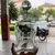 Foto de um(a) Antiga Garrafa Licoreira Para Rum Cristal Francês Art Deco, da categoria de Garrafas. Antiga garrafa licoreira feita à mão em cristal francês, com diferente design torcido. Período Art Deco. Década de 1950.... Mostrado de uma perspectiva diferente. Vendido no marketplace Trésors.