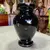 Foto de um(a) Antigo Raro Vaso Art Deco Opalina Negra E Prata De Lei, da categoria de Vasos. Antigo e raro vaso artístico em opalina negra com prata de lei. Linda decoração com aves, feita à mão. Período Art Deco.... Mostrado de uma perspectiva diferente. Vendido no marketplace Trésors.