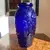 Foto de um(a) Antigo Vaso Art Deco Pássaros Vidro Francês Azul Cobalto, da categoria de Vasos. Antigo e belíssimo vaso em vidro francês azul cobalto com decoração de pássaros e flores relevo. Período Art Deco.Medidas... Mostrado de uma perspectiva diferente. Vendido no marketplace Trésors.