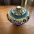 Foto de um(a) Antigo Potiche Púcaro Caixa Porta Jóias Oriental Cloisonné, da categoria de Vasos e recipientes. ~ Cloisonné ~ Antigo potiche em bronze esmaltado, técnica Cloisonné. Além de muito decorativo, com lindas cores e flores ao... Mostrado de uma perspectiva diferente. Vendido no marketplace Trésors.