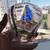Foto de um(a) Antigo Vaso Art Deco Em Vidro Veneziano Pintado À Mão, da categoria de Vasos. Antigo vaso art deco em vidro veneziano pintado à mão, com filetes em ouro. Impecável. Altura 20cm. Mostrado de uma perspectiva diferente. Vendido no marketplace Trésors.
