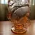 Foto de um(a) Antigo Vaso Jarro Art Deco Em Vidro Inglês Sowerby Glass, da categoria de Vasos. Sowerby Glass. Antigo e lindo vaso inglês em vidro artístico trabalhado com total influência do período Art Deco. Peça... Mostrado de uma perspectiva diferente. Vendido no marketplace Trésors.