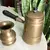 Foto de um(a) Antigo Bule Cafeteira E Leiteira Em Metal Dourado Bronze, da categoria de Bules. Dupla para servir ou decorar. Bule/cafeteira e leiteira em bronze, a cafeteira tem detalhes em madeira de lei. Medidas da... Mostrado de uma perspectiva diferente. Vendido no marketplace Trésors.