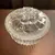 Foto de um(a) Antiga Caixa Decorativa Porta Jóias Cristal Francês Satiné, da categoria de Porta-Jóias. Finíssima caixa decorativa ou porta jóias em cristal francês, na tampa decoração em alto-relevo com flor lapidada em satiné.... Mostrado de uma perspectiva diferente. Vendido no marketplace Trésors.